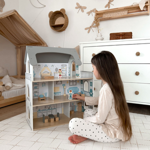 Valkoinen puinen nukkekoti terassilla ja tarvikkeilla