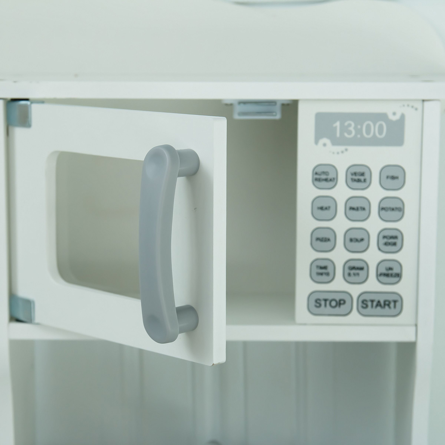 Puinen lasten keittiö, jossa on mikroaaltouuni