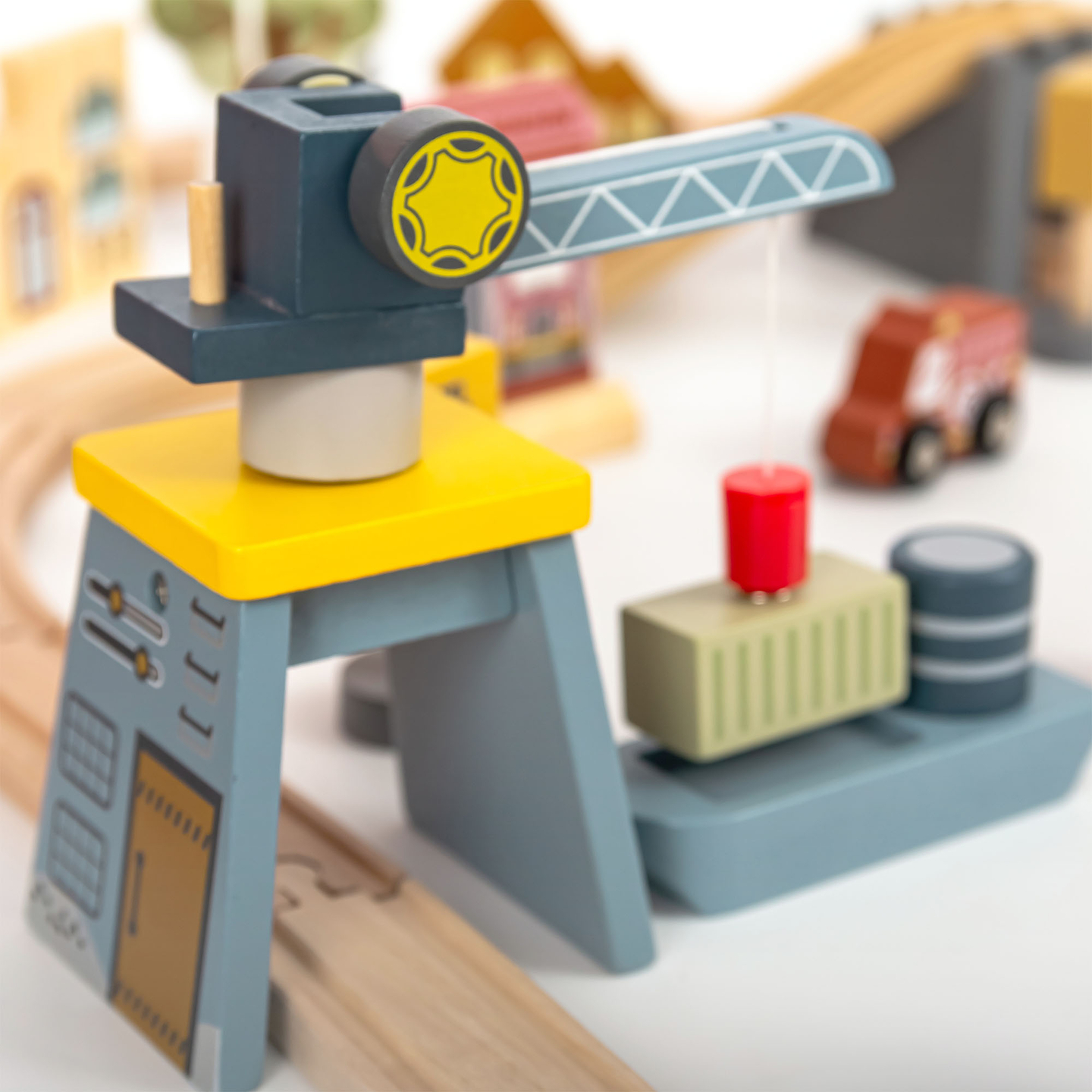 Puinen kaupungin rautatie sähköjunalla - liikkuva nosturi, laiva, sillat