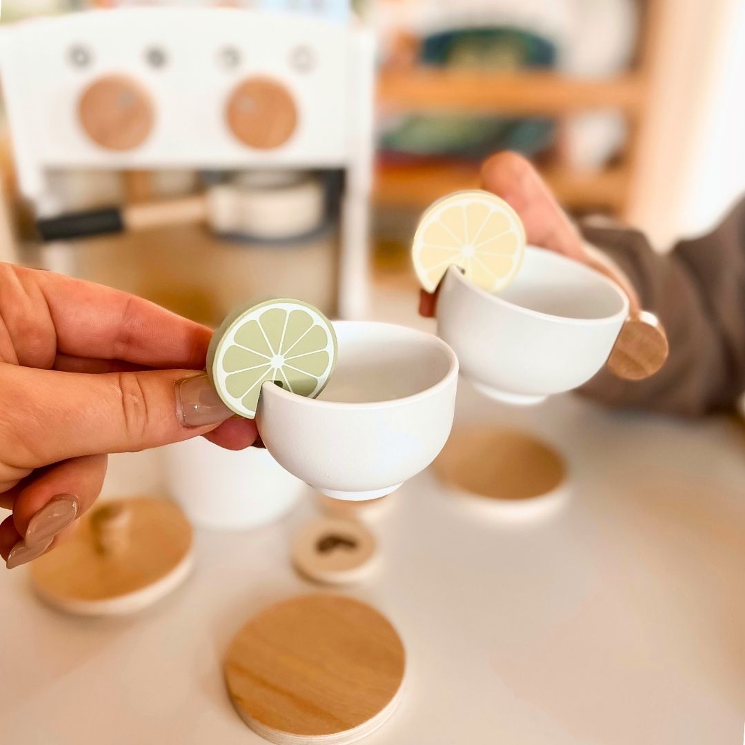 Puinen kahvin- ja teenkeitin lisävarusteineen - kahvila