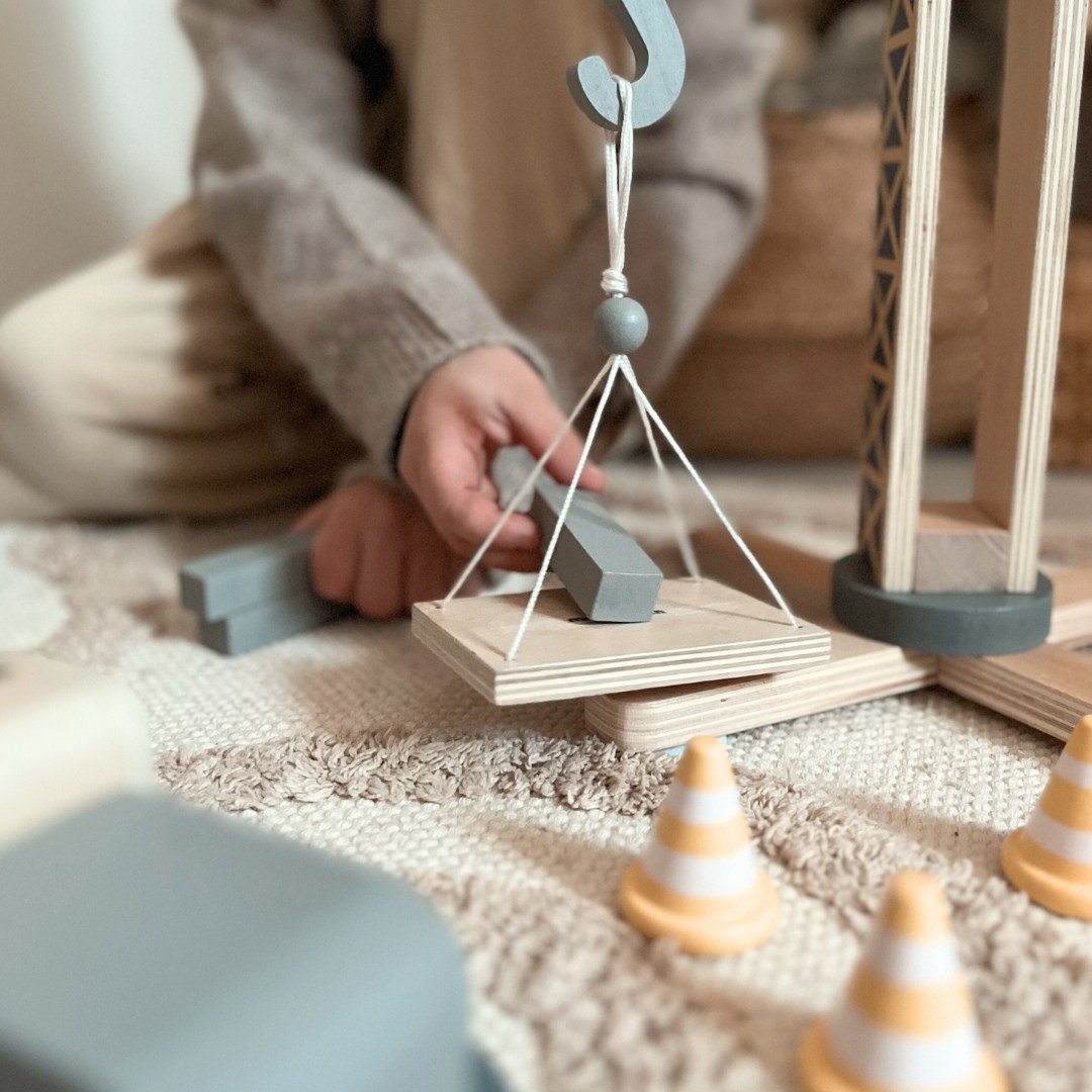 Puurakennustyömaa, jossa on suuri liikkuva nosturi ja ajoneuvoja, torninosturi