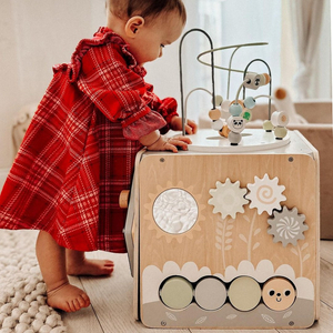 Suuri puinen toimintakuutio, jossa on silmukka - Montessori