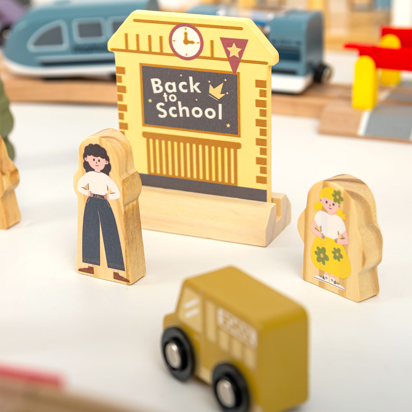 Puinen kaupungin rautatie sähköjunalla - liikkuva nosturi, laiva, sillat