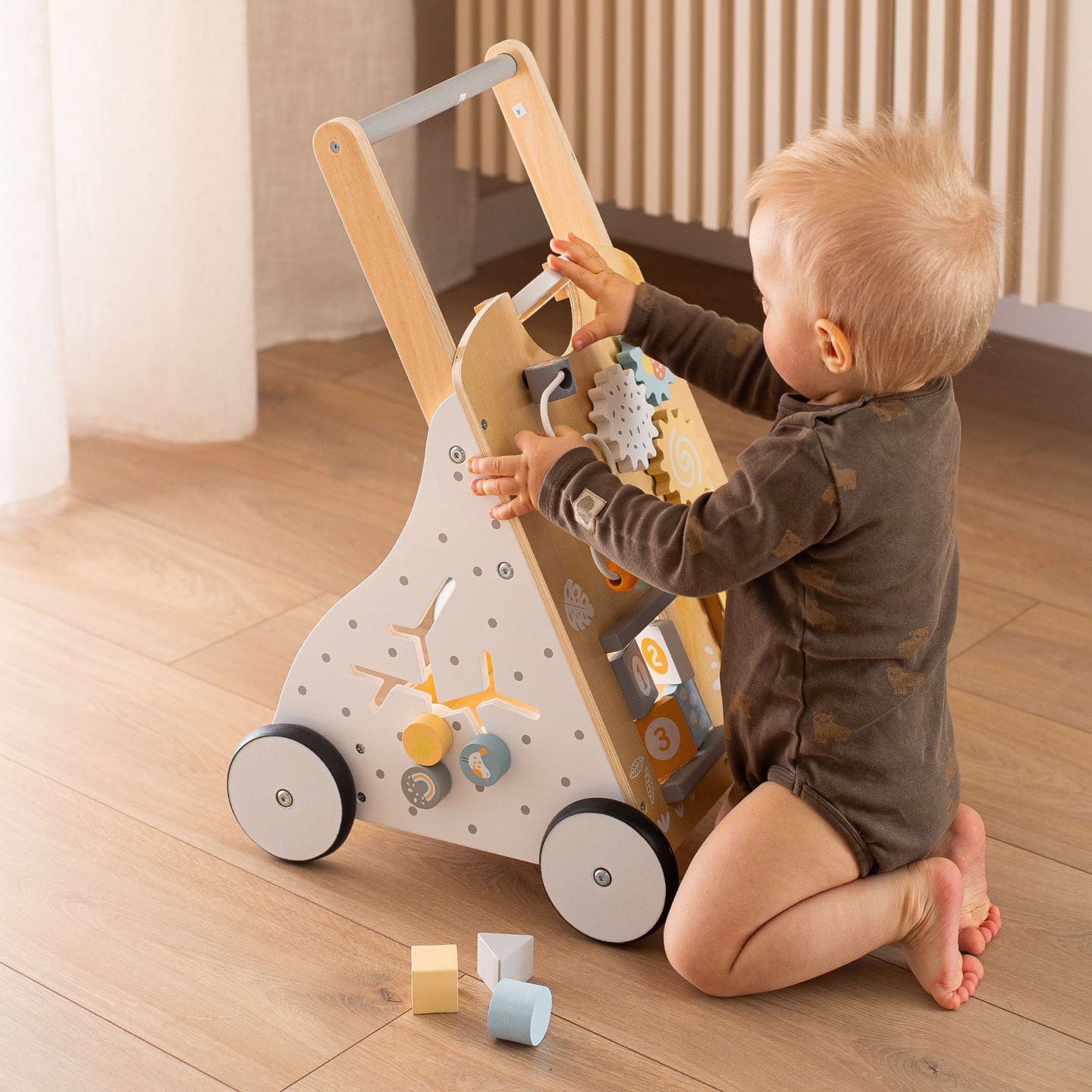 Opetuksellinen puinen kävelijä 8in1 / vauvan työntöaisa - manipulointilauta