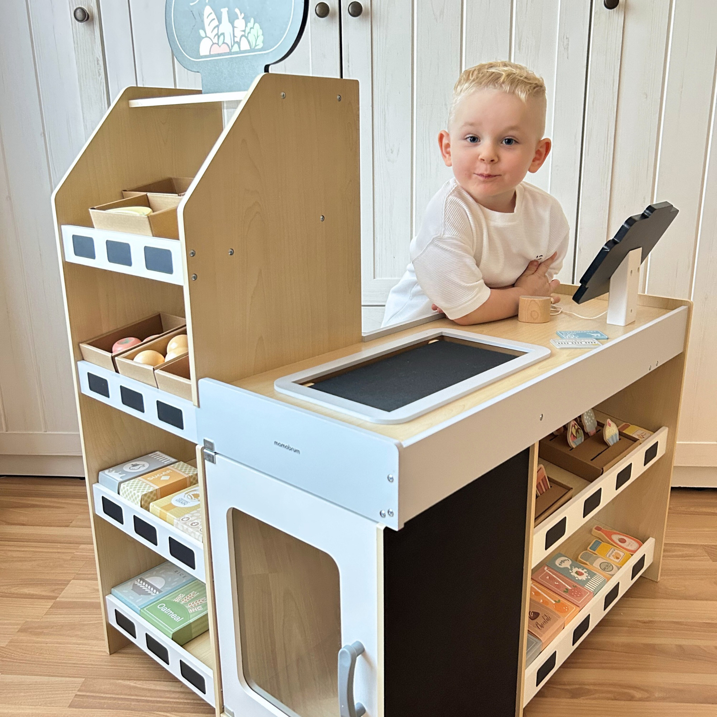 Puinen vihannesmarkkinat - suuri XXL-koju, myymälä, jossa on leikkikassakone