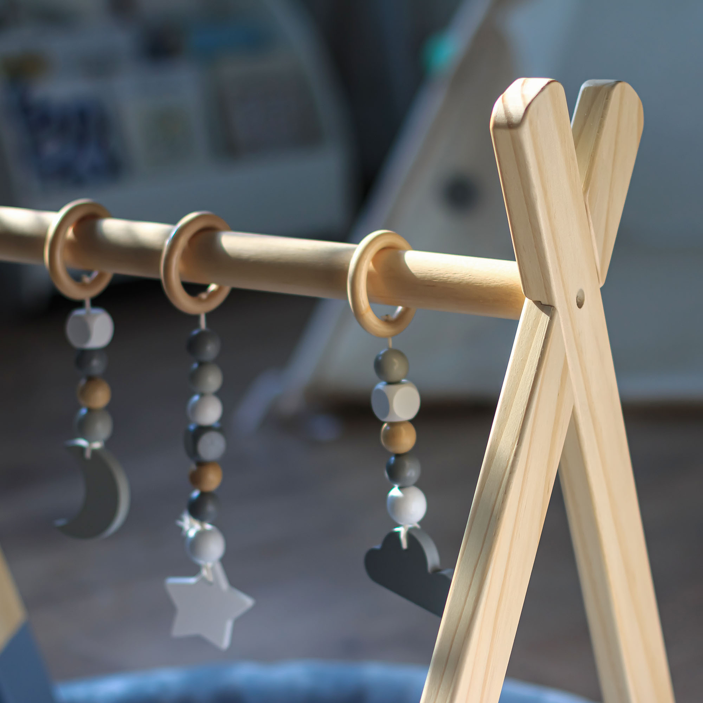 Baby Gym puinen kasvatusteline - väri harmaa