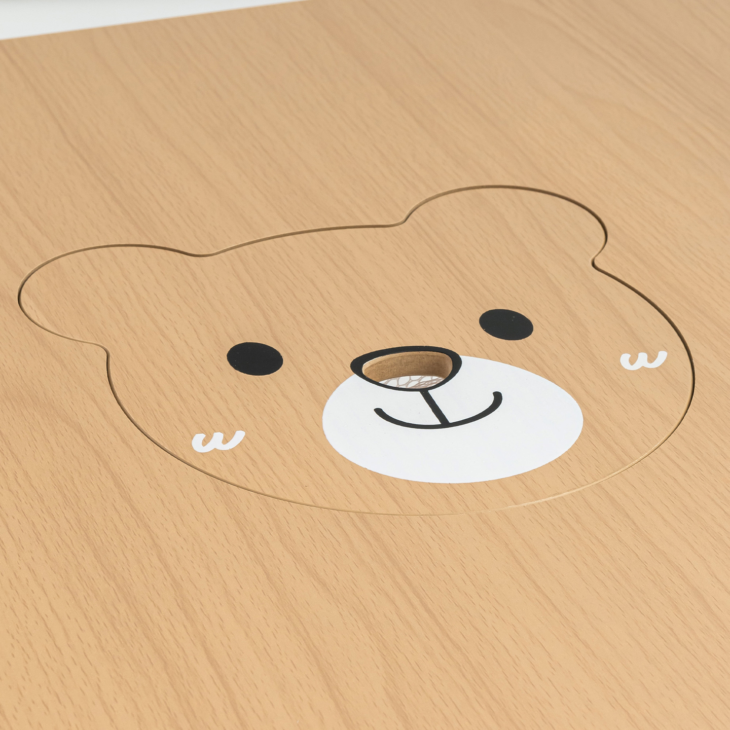 Puinen pöytä säilytystilalla ja 2 tuolia. Lasten setti - Söpö nallekarhu