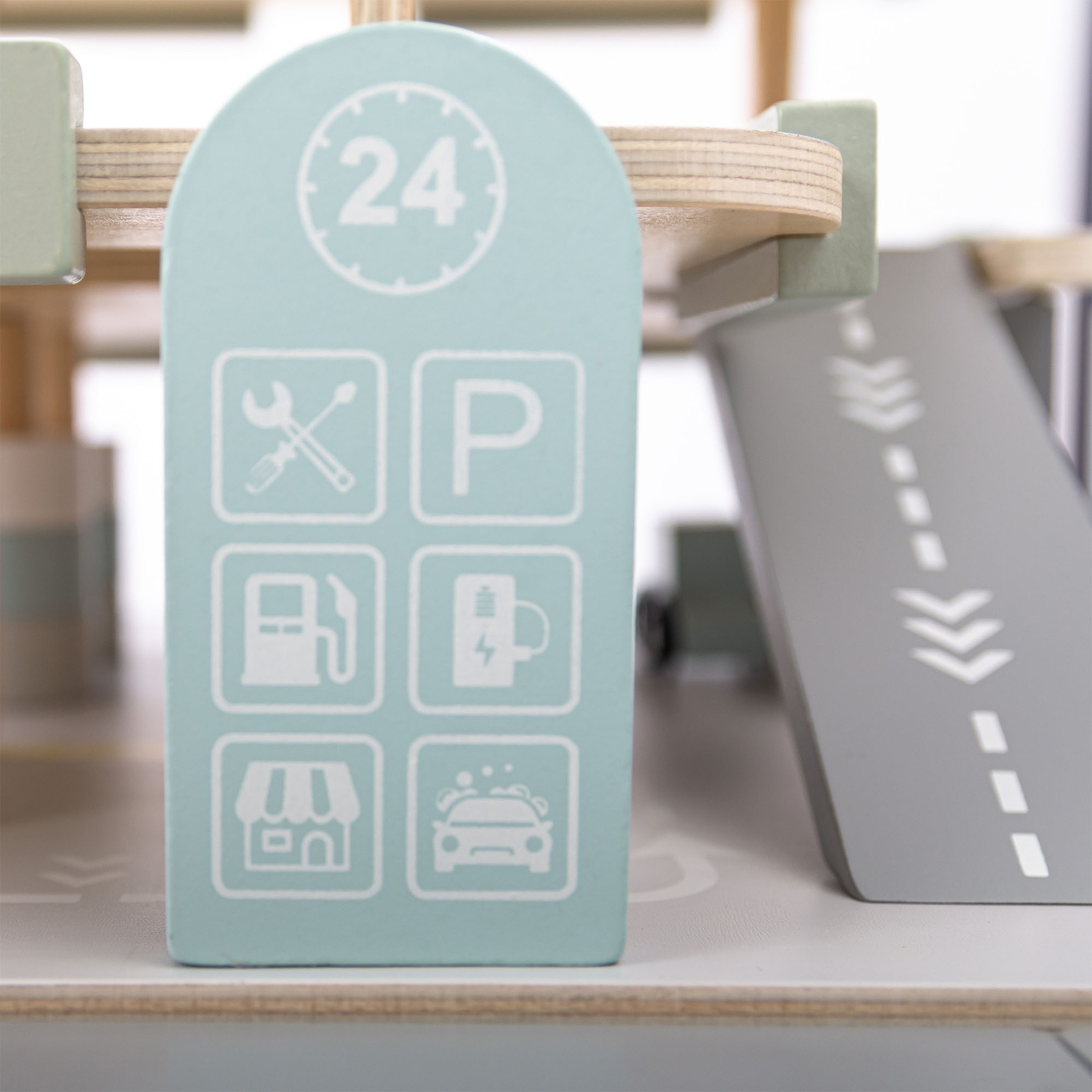 Puinen, kolmikerroksinen lasten autotalli varusteineen – pysäköintialue, huoltoasema, autopesula, helikopteri