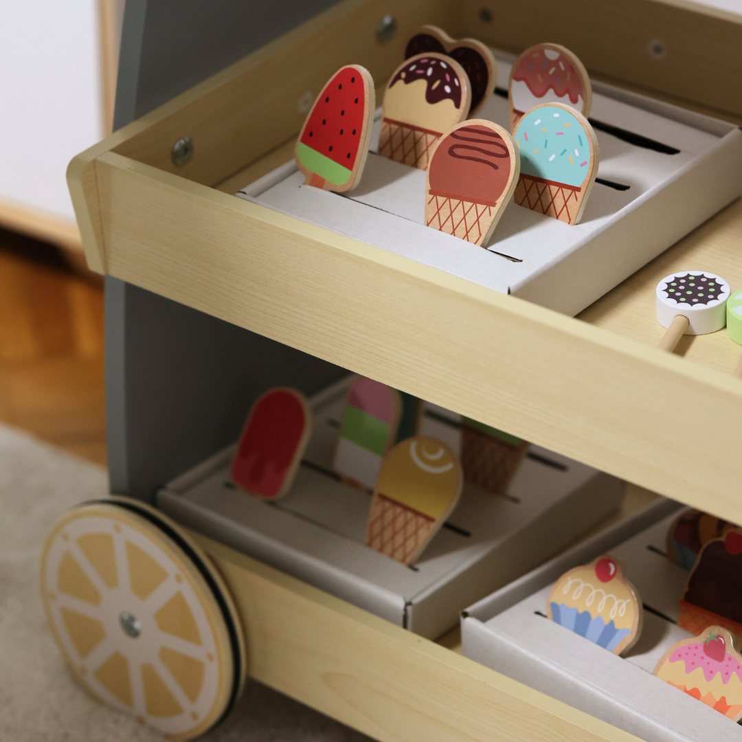 Puinen jäätelöbaari pyörillä - jäätelövaunu - jäätelövaunu