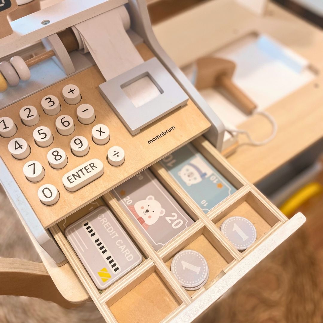 Puinen kassakone lisävarusteineen