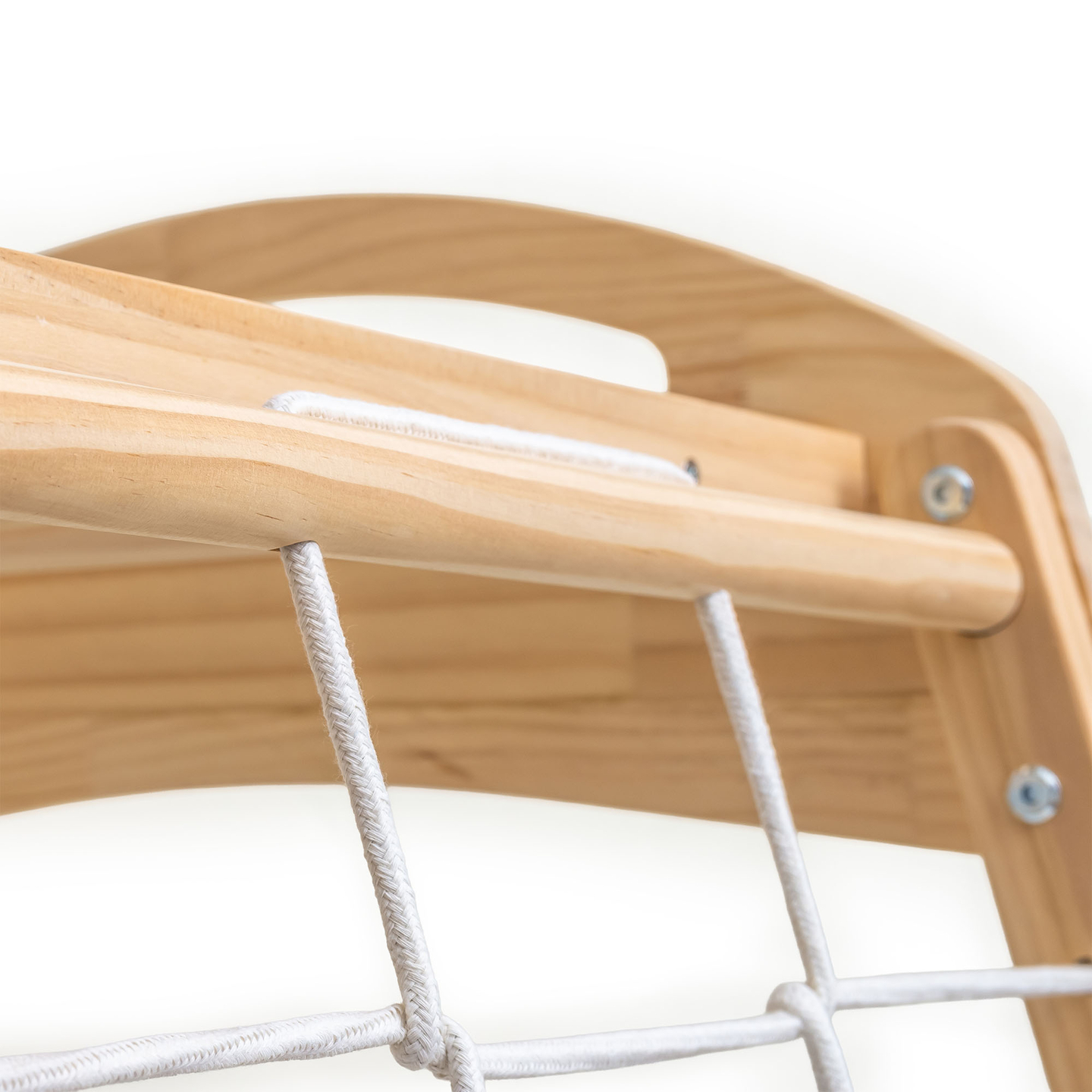 Puinen sisäleikkipuisto, jossa on keinu, voimistelurenkaat ja kiipeilyverkko