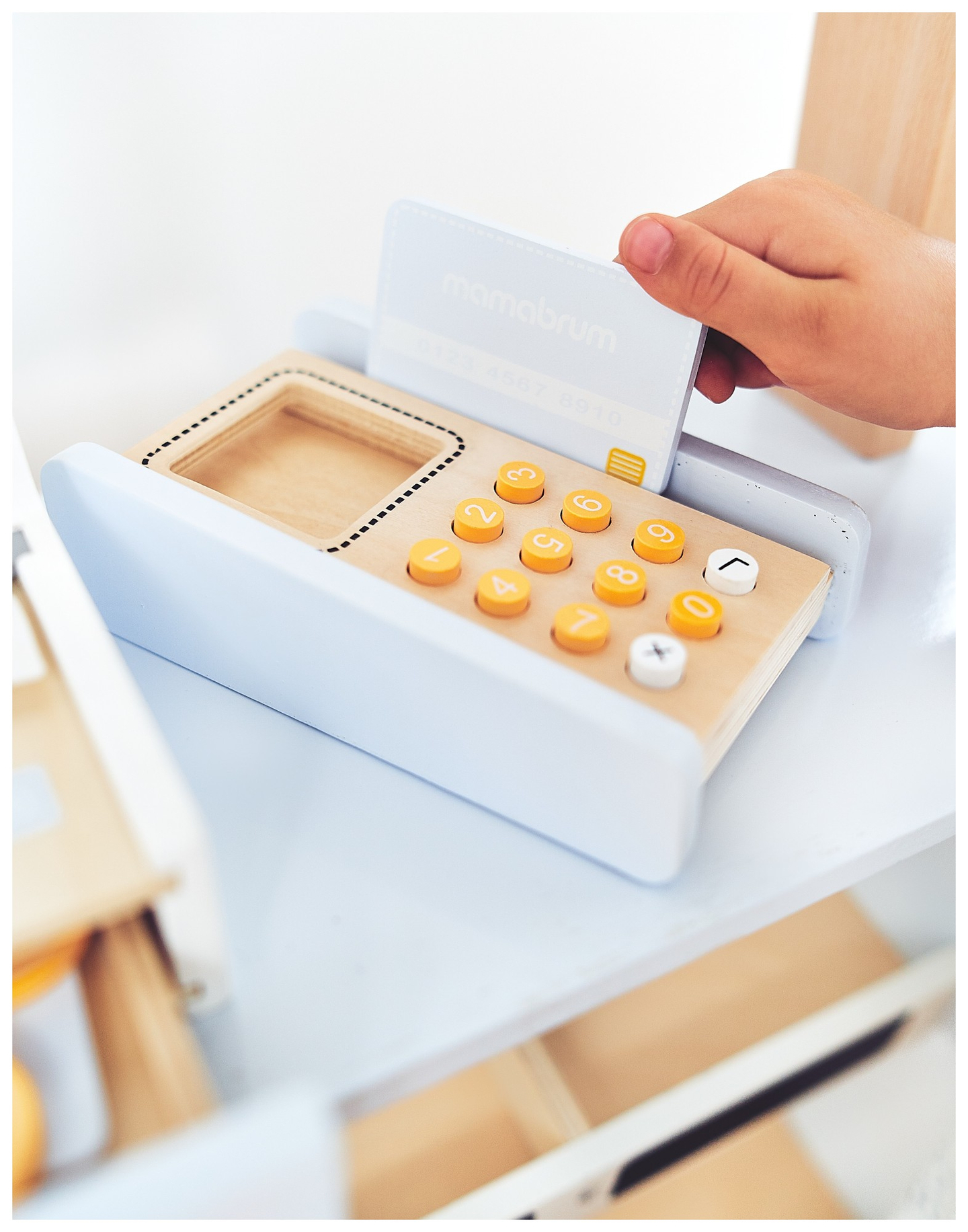 Vihanneskauppa - puinen koju, jossa on laatikoita, kassakone ja terminaali