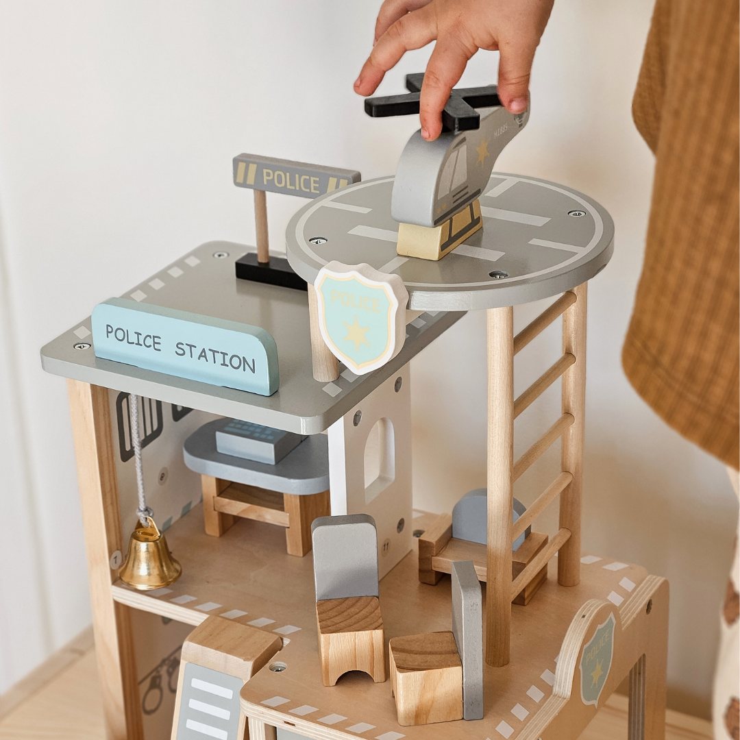 Puinen poliisiasema tarvikkeineen