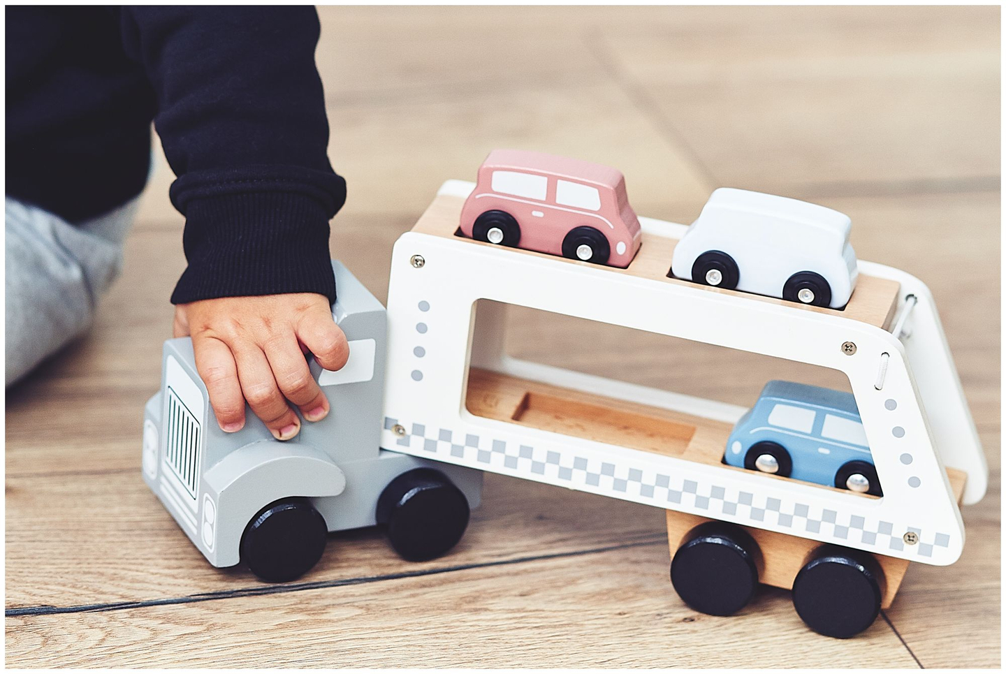 Puinen kuorma-auton perävaunu, jossa on 4 autoa