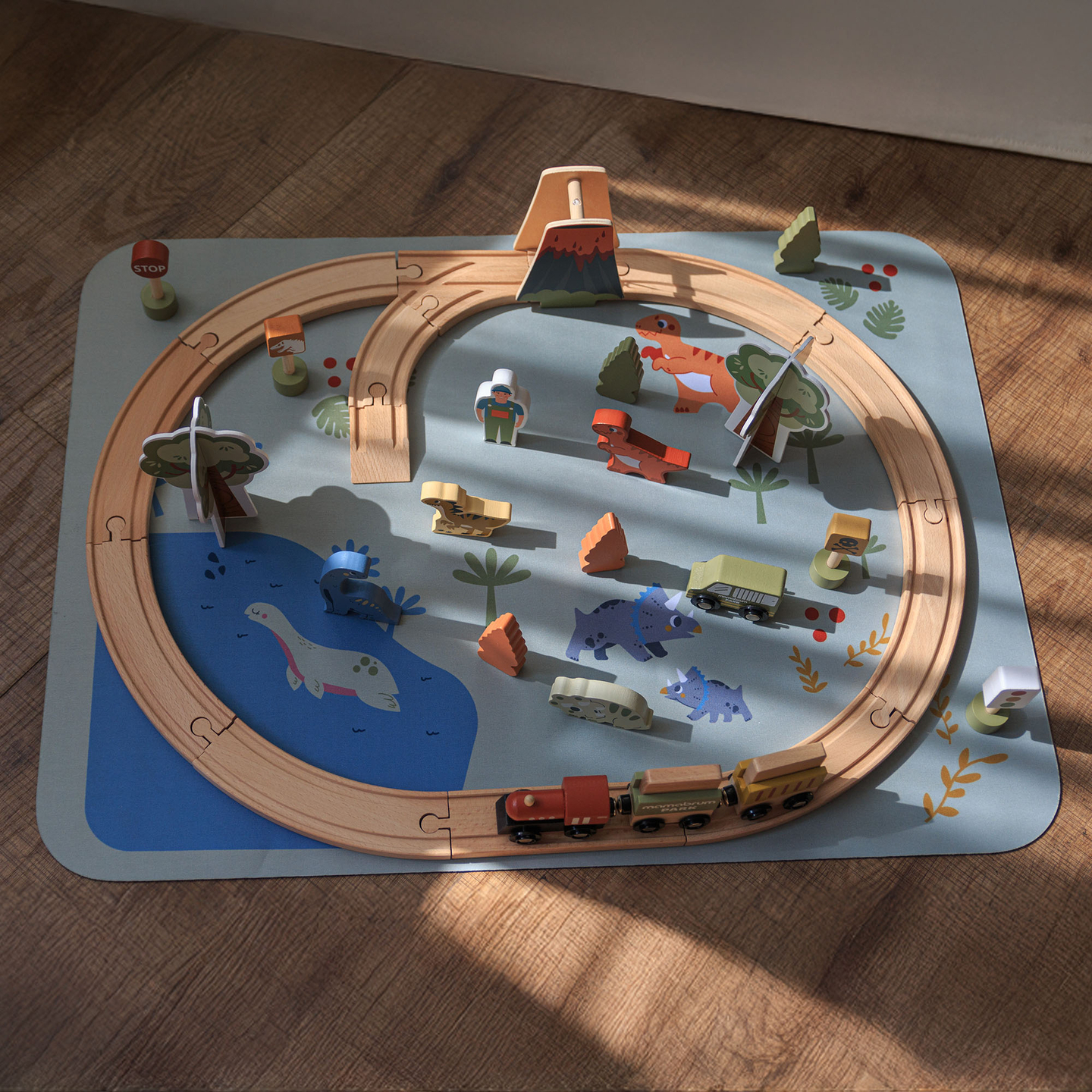Dino Park puinen juna liukumattomalla matolla - dinosaurukset, juna, raiteet, tulivuori, kello