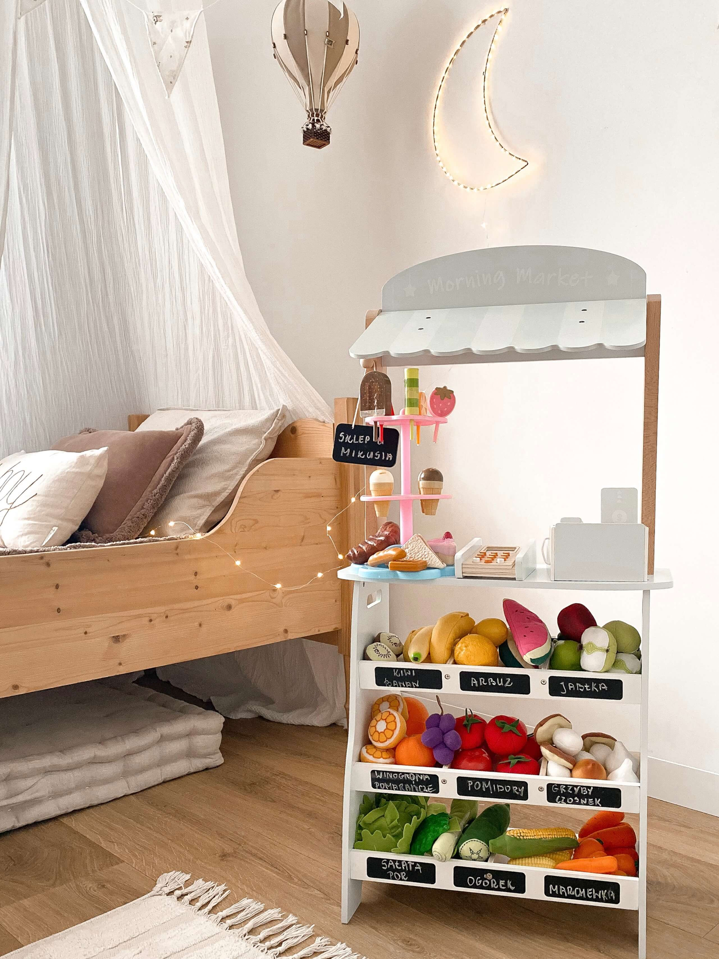 Vihanneskauppa - puinen koju, jossa on laatikoita, kassakone ja terminaali