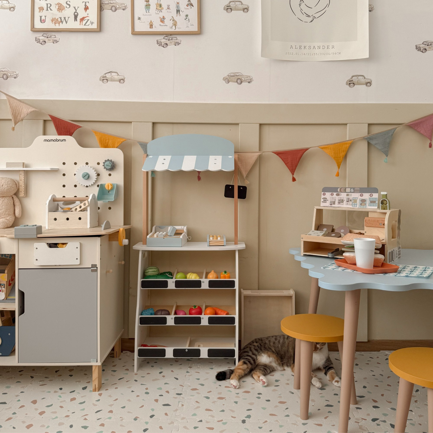 Vihanneskauppa - puinen koju, jossa on laatikoita, kassakone ja terminaali