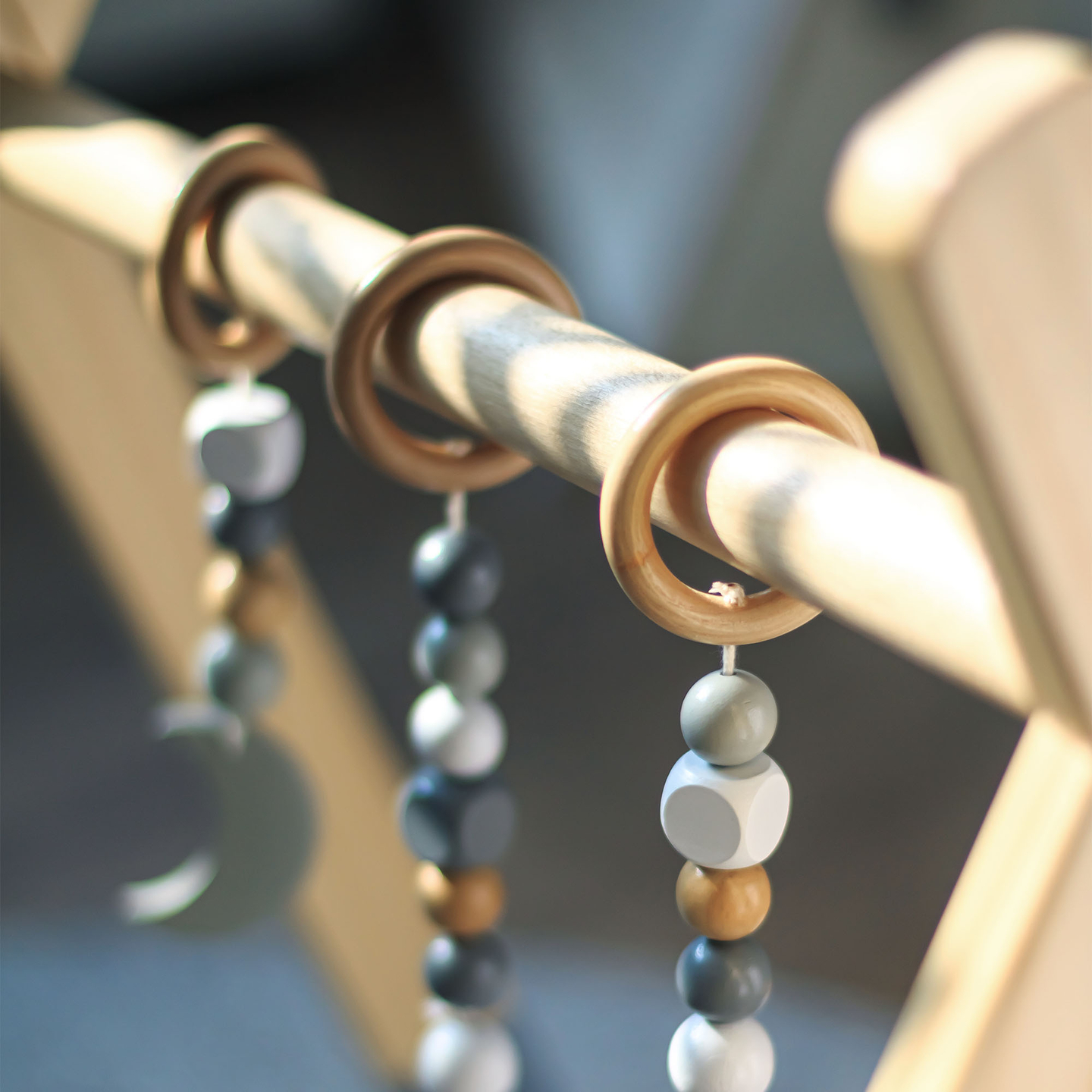 Baby Gym puinen kasvatusteline - väri harmaa