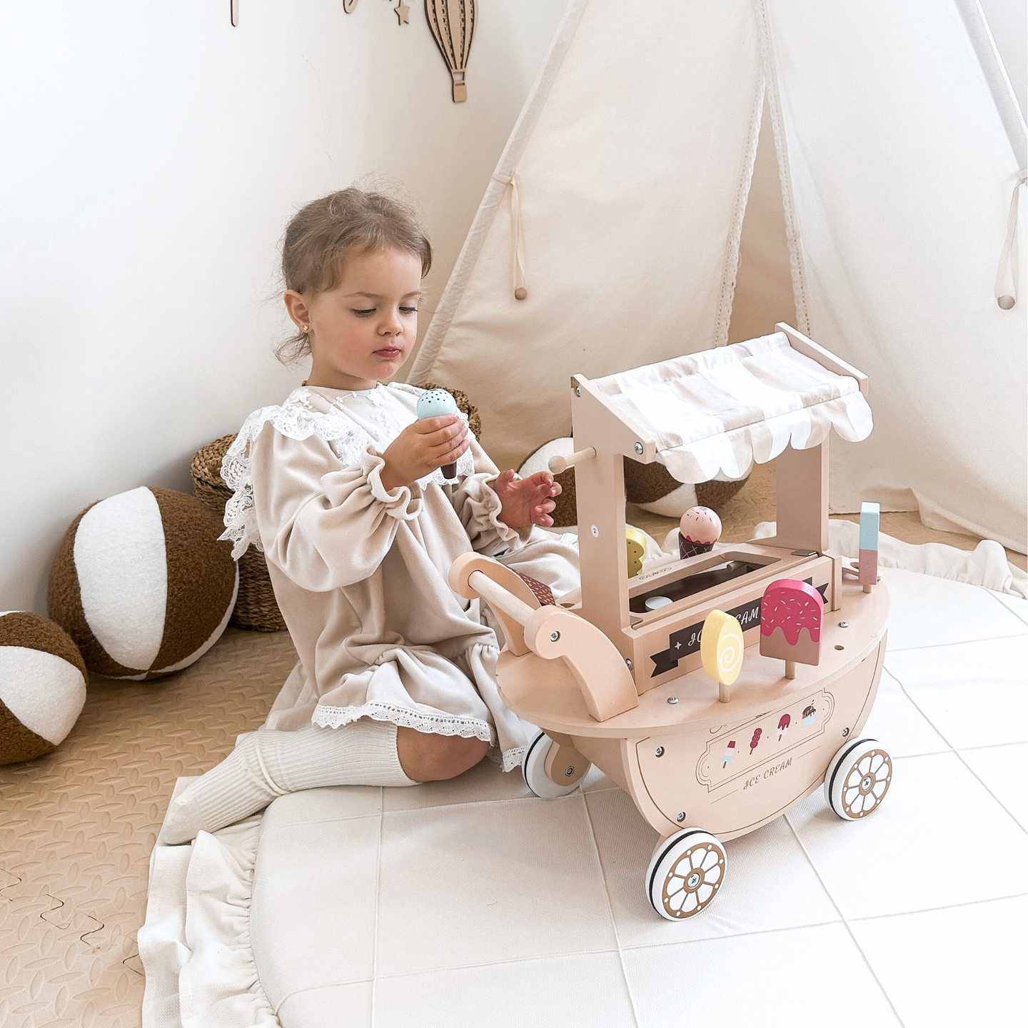 Puinen jäätelökioski lapsille - pyörillä varustettu kärry lisävarusteineen