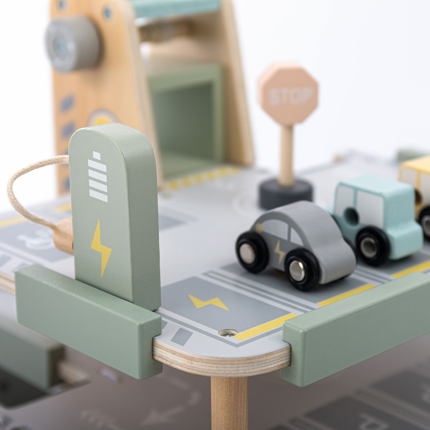 Puinen, kolmikerroksinen lasten autotalli varusteineen – pysäköintialue, huoltoasema, autopesula, helikopteri