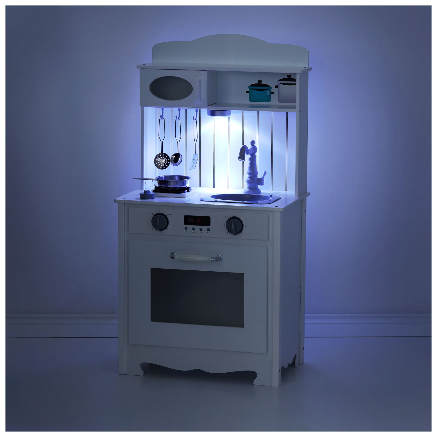 Valkoinen puinen keittiö esiliinalla, tarvikkeilla ja LED-valaisimella varustettuna