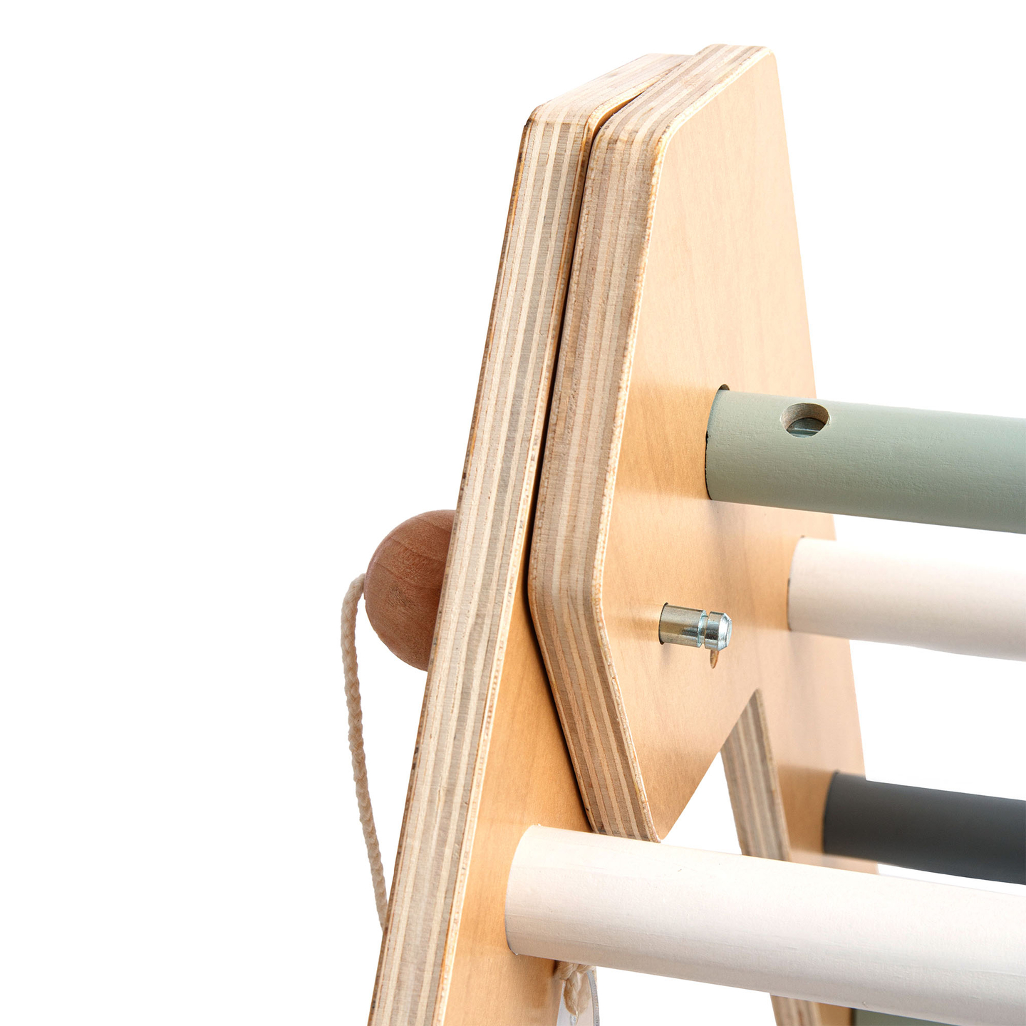 Puinen sisäleikkipuisto lapsille - kiipeilyseinä, liukumäki, kiipeilykaari/keinulauta ja Piklerin kolmio