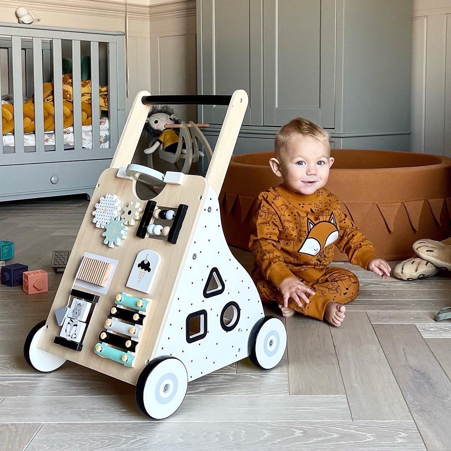 Puinen, opettavainen kävelytuoli / lastenrattaat - manipulatiivinen lautanen