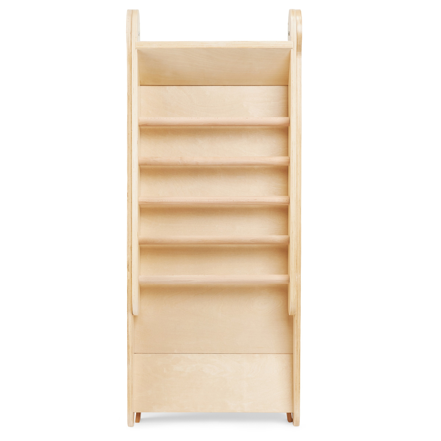 Puinen liukumäki tikkailla lapsille