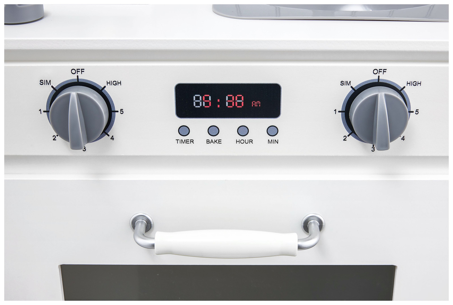 Valkoinen puinen keittiö esiliinalla, tarvikkeilla ja LED-valaisimella varustettuna