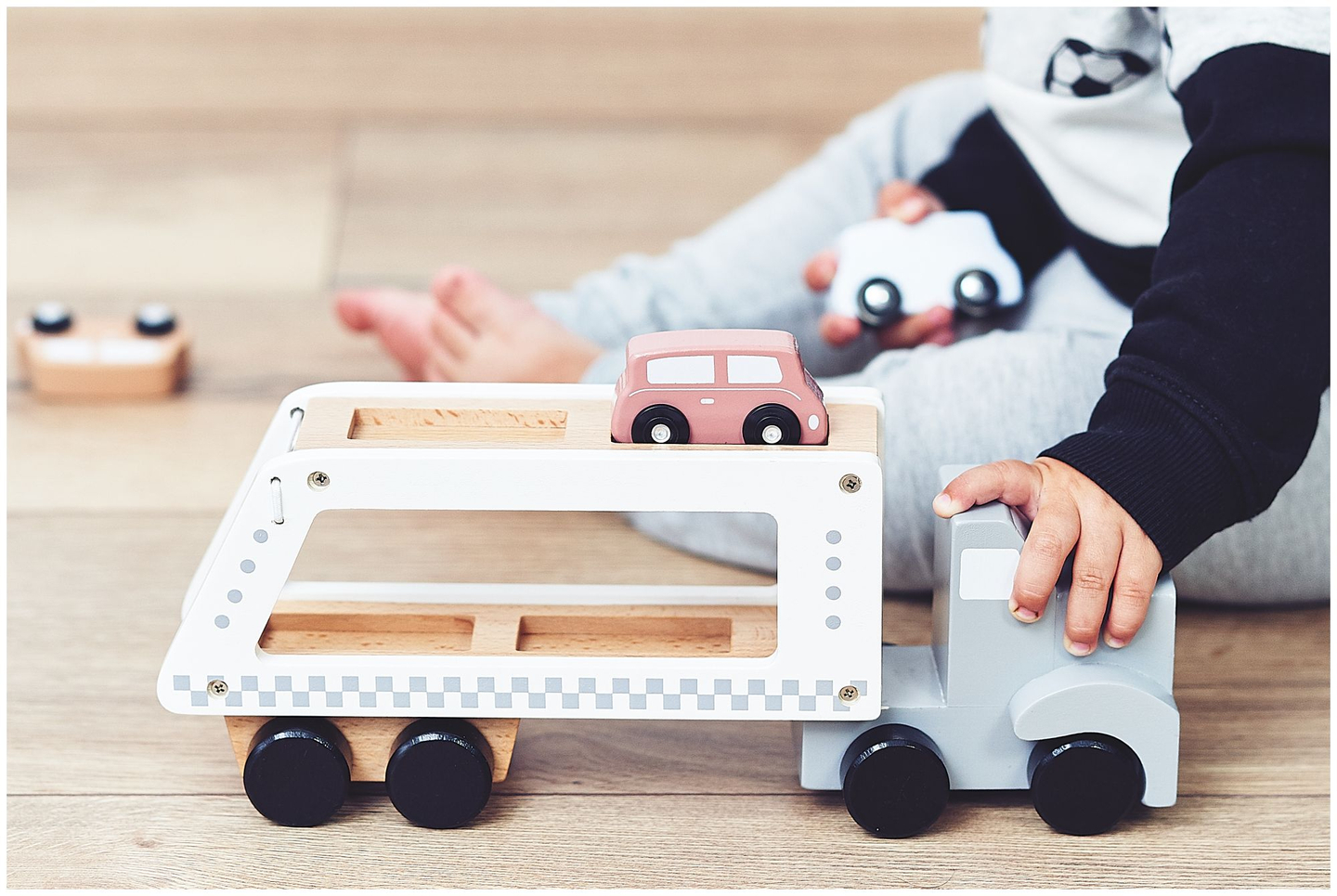 Puinen kuorma-auton perävaunu, jossa on 4 autoa