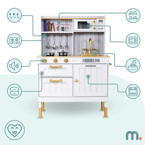 Puinen valkoinen keittiö tarvikkeineen ja esiliina