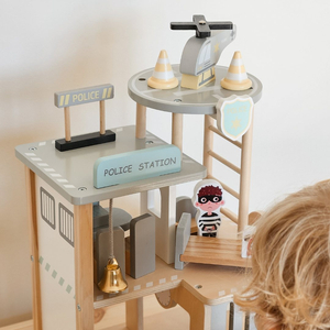 Puinen poliisiasema tarvikkeineen