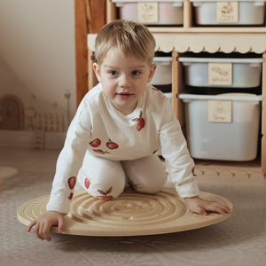 Puinen tasapainolauta, jossa on labyrintti ja palloja - tasapaino keinutin