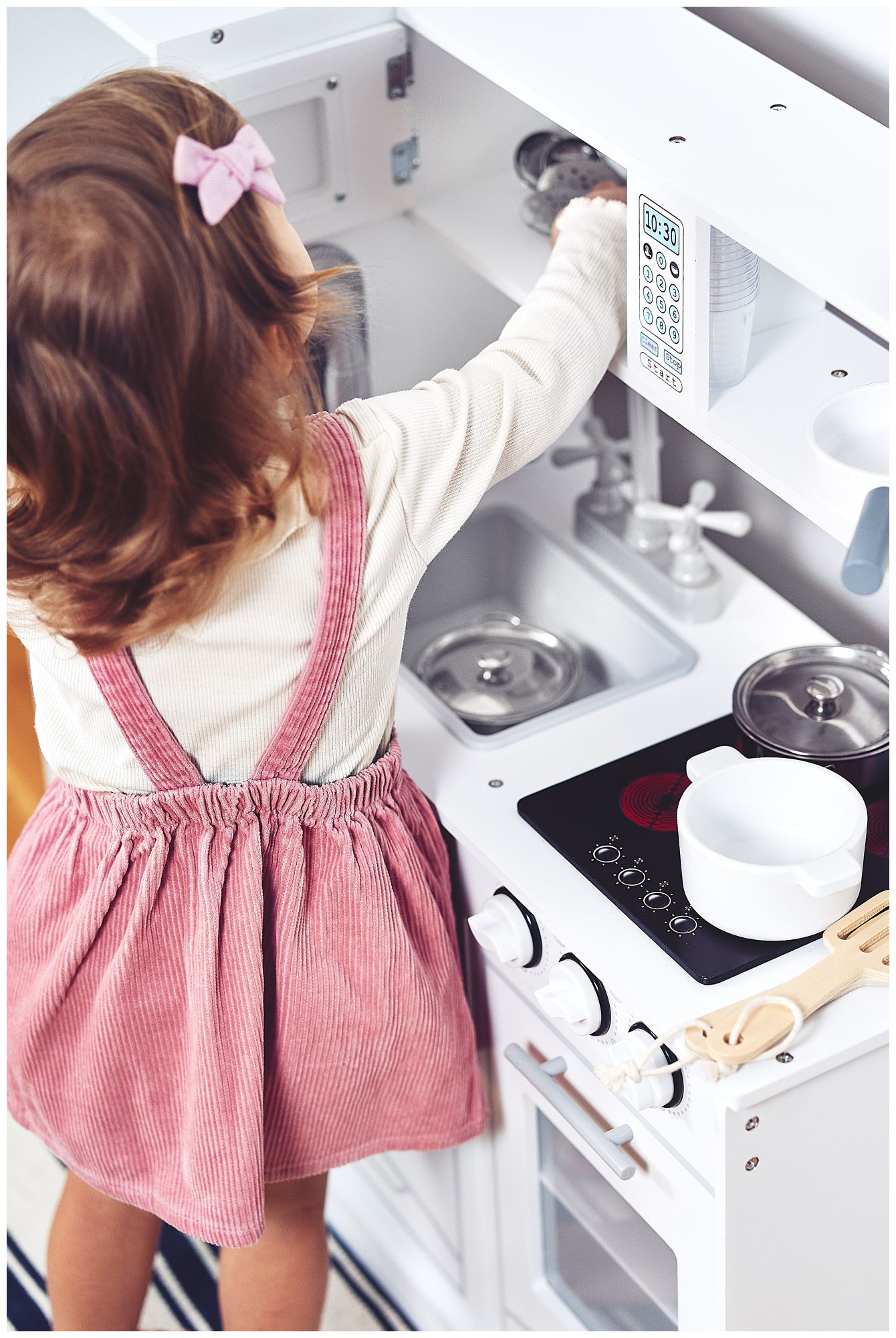 Suuret puiset valkoiset keittiötarvikkeet ja esiliina