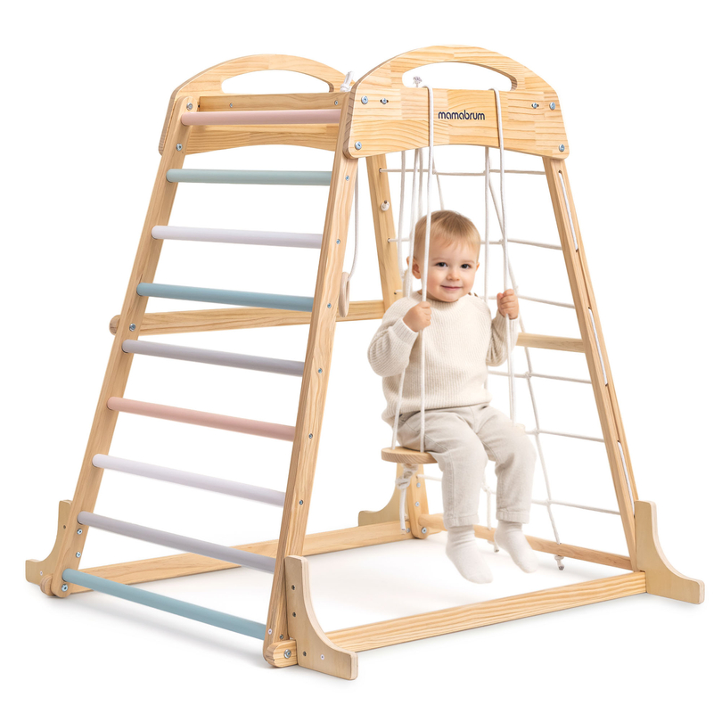 Puinen sisäleikkipuisto, jossa on keinu, voimistelurenkaat ja kiipeilyverkko