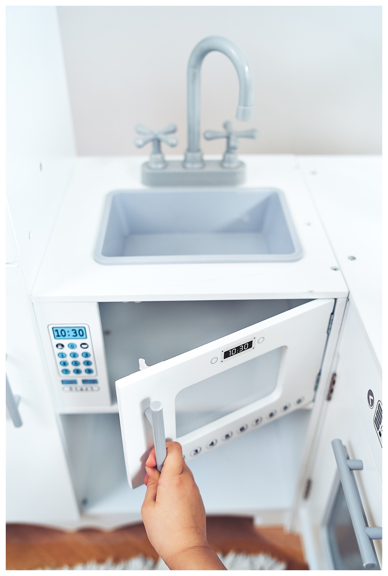 Kulma puinen XXXL-keittiö, jossa on jääkaappi, uuni, pesukone, esiliina ja tarvikkeet