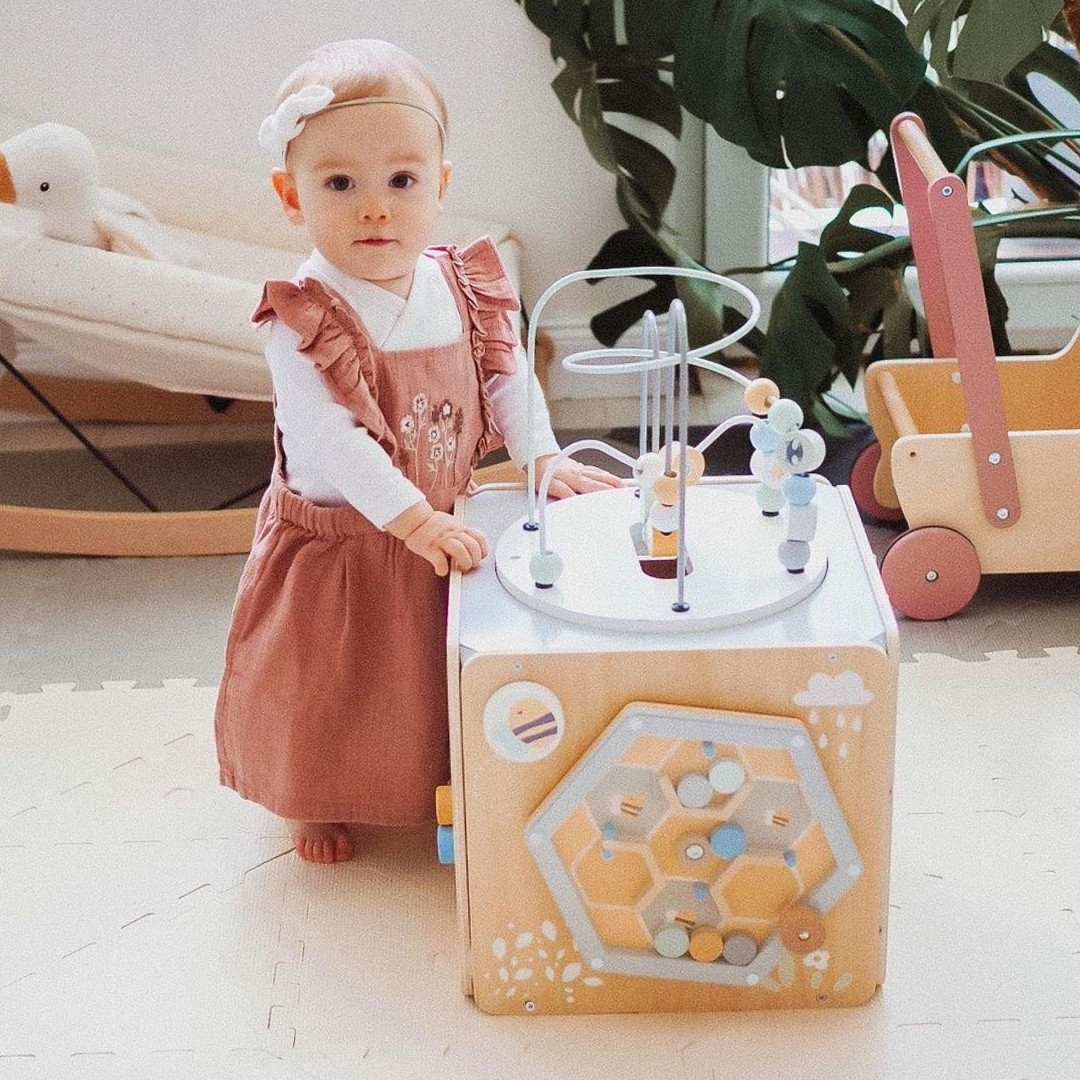 Suuri puinen toimintakuutio, jossa on silmukka - Montessori