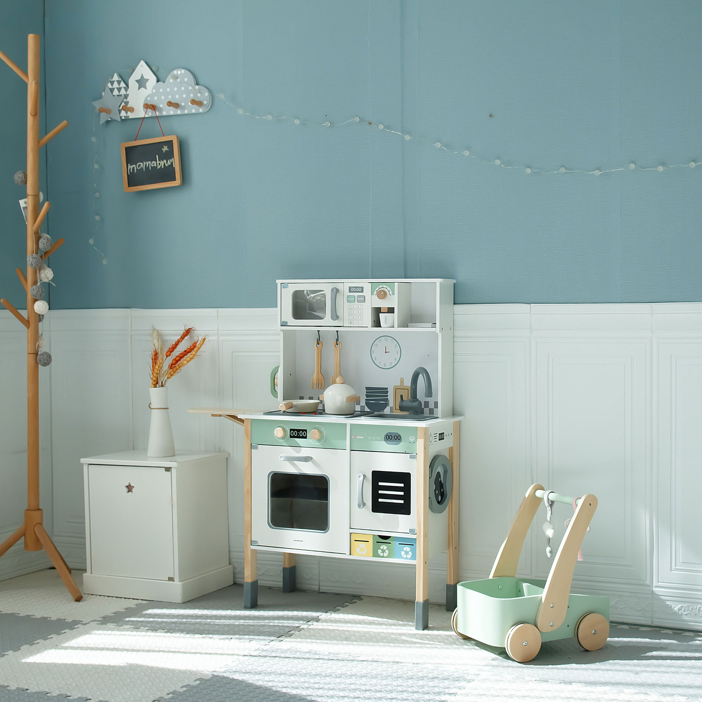 Interaktiivinen keittiö, jossa on pesukone, astianpesukone ja liitutaulu