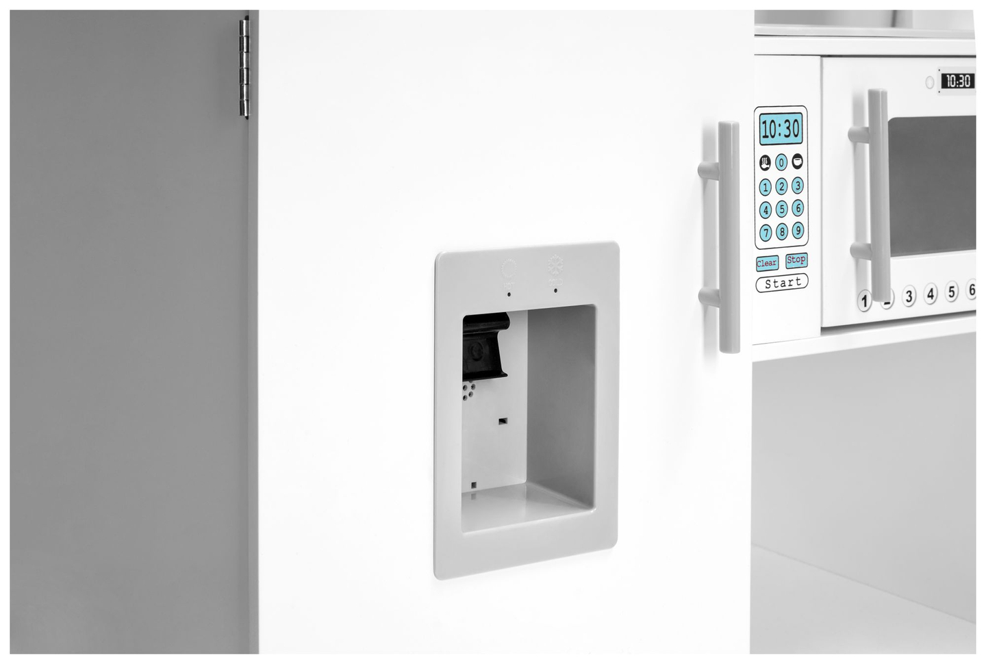 Kulma puinen XXXL-keittiö, jossa on jääkaappi, uuni, pesukone, esiliina ja tarvikkeet