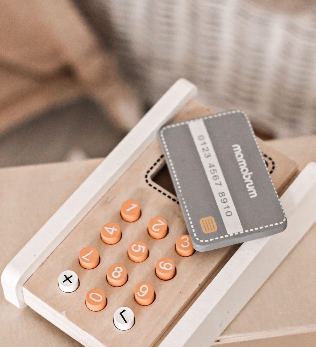 Minimarketti - kauppa, jossa on vaaka, terminaali, maksukortti ja hedelmiä