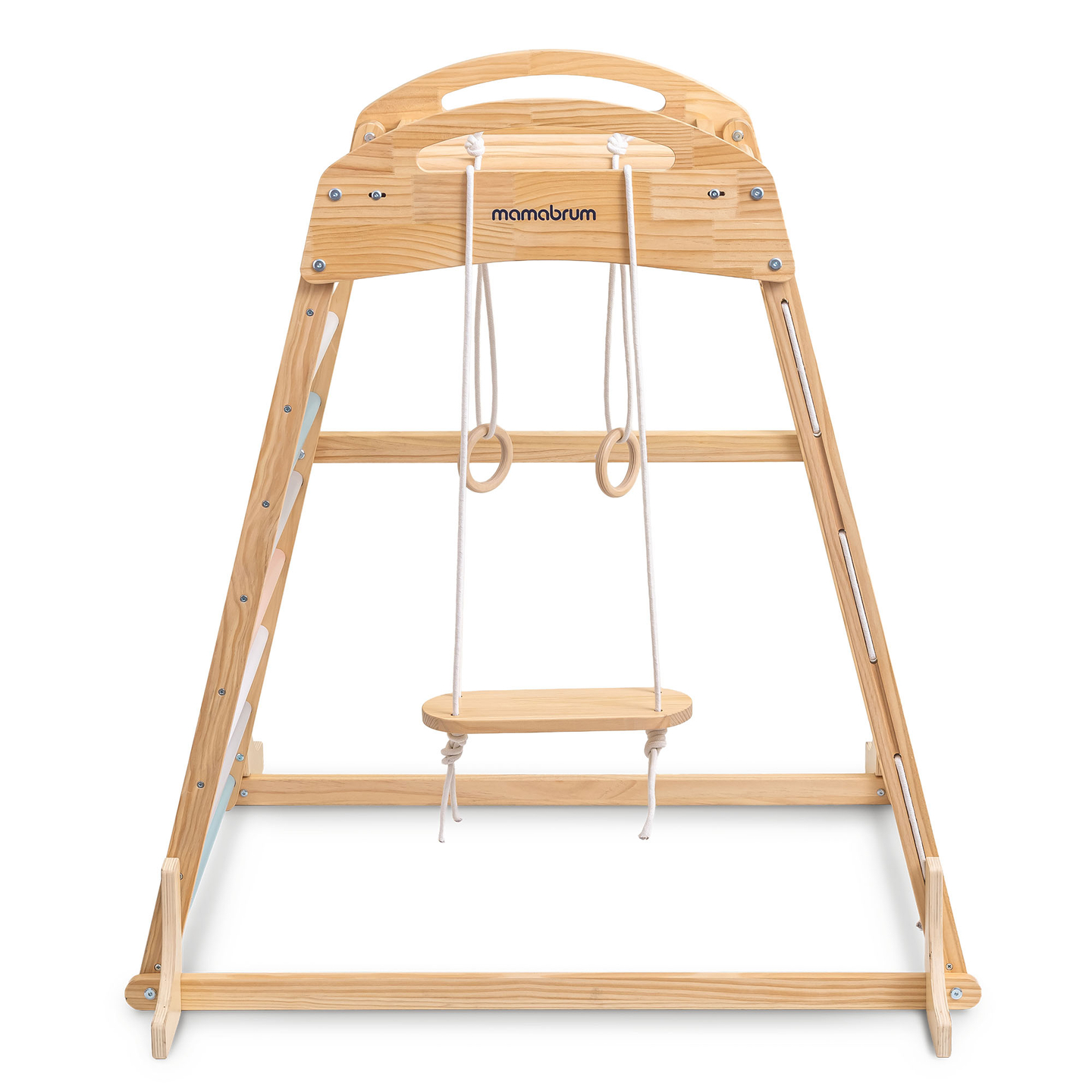 Puinen sisäleikkipuisto, jossa on keinu, voimistelurenkaat ja kiipeilyverkko