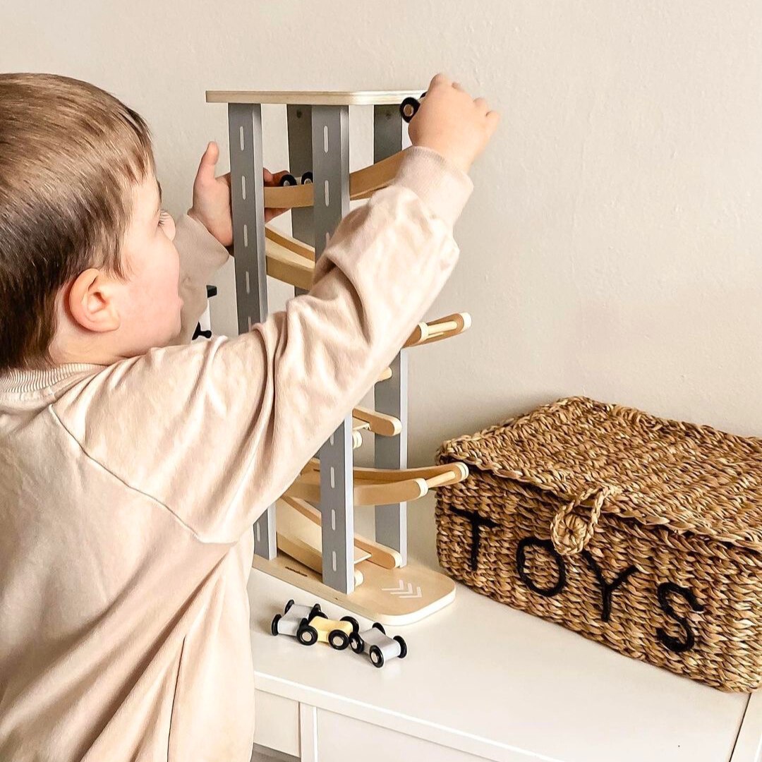 Puinen rata - liukumäki autoille - 6 kerrosta