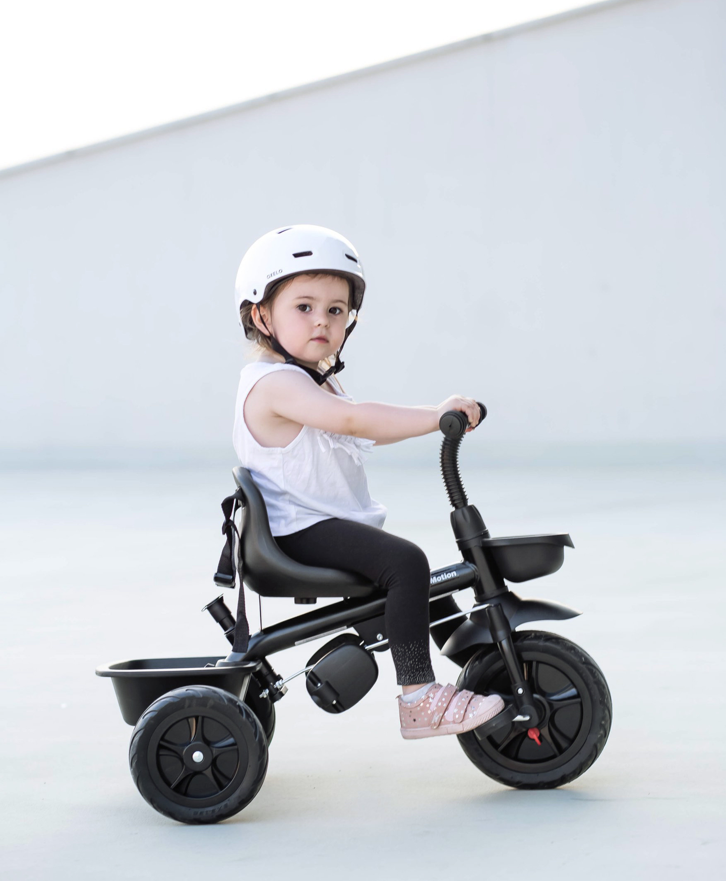 HyperMotion TOBI VECTOR kolmipyörä - ikuiset puhallettavat pyörät + työntötanko. Väri: musta.