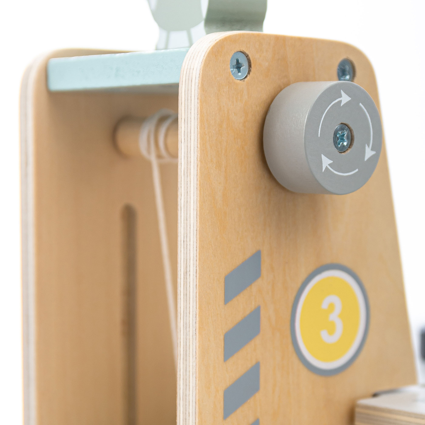 Puinen, kolmikerroksinen lasten autotalli varusteineen – pysäköintialue, huoltoasema, autopesula, helikopteri