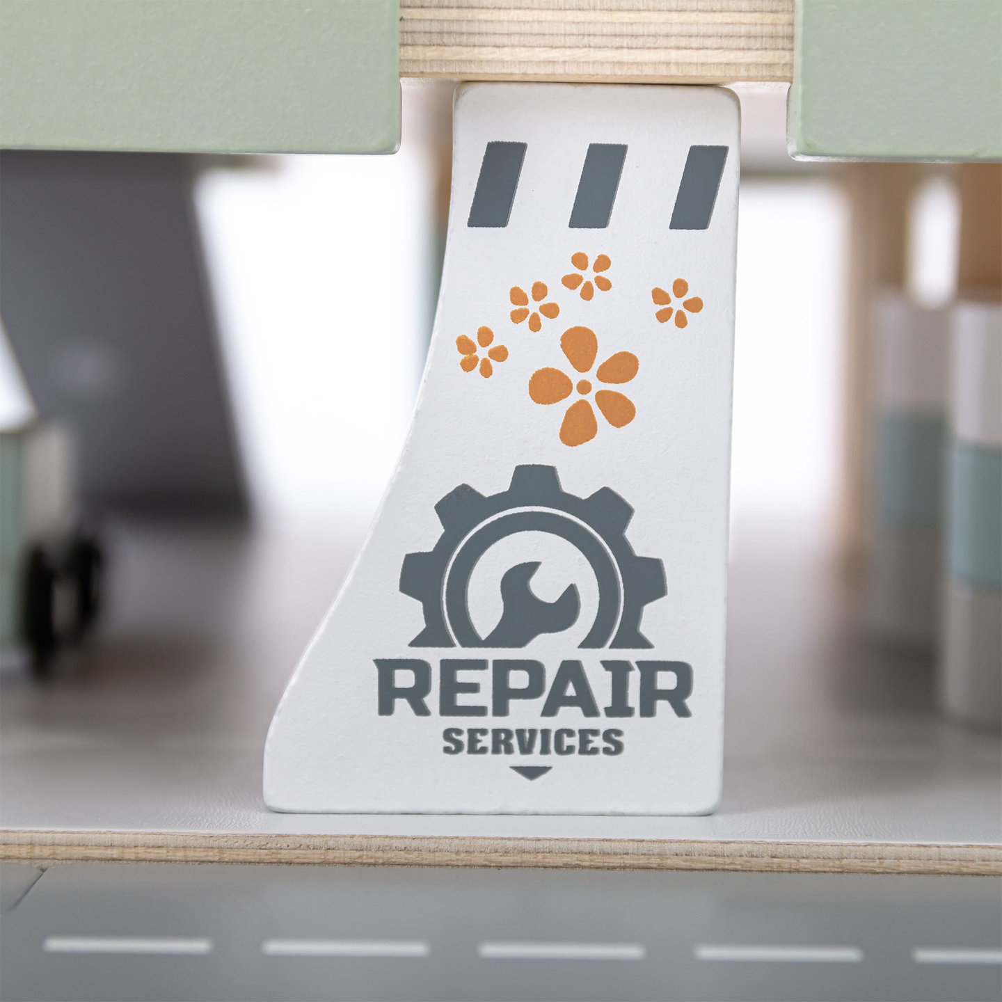 Puinen, kolmikerroksinen lasten autotalli varusteineen – pysäköintialue, huoltoasema, autopesula, helikopteri