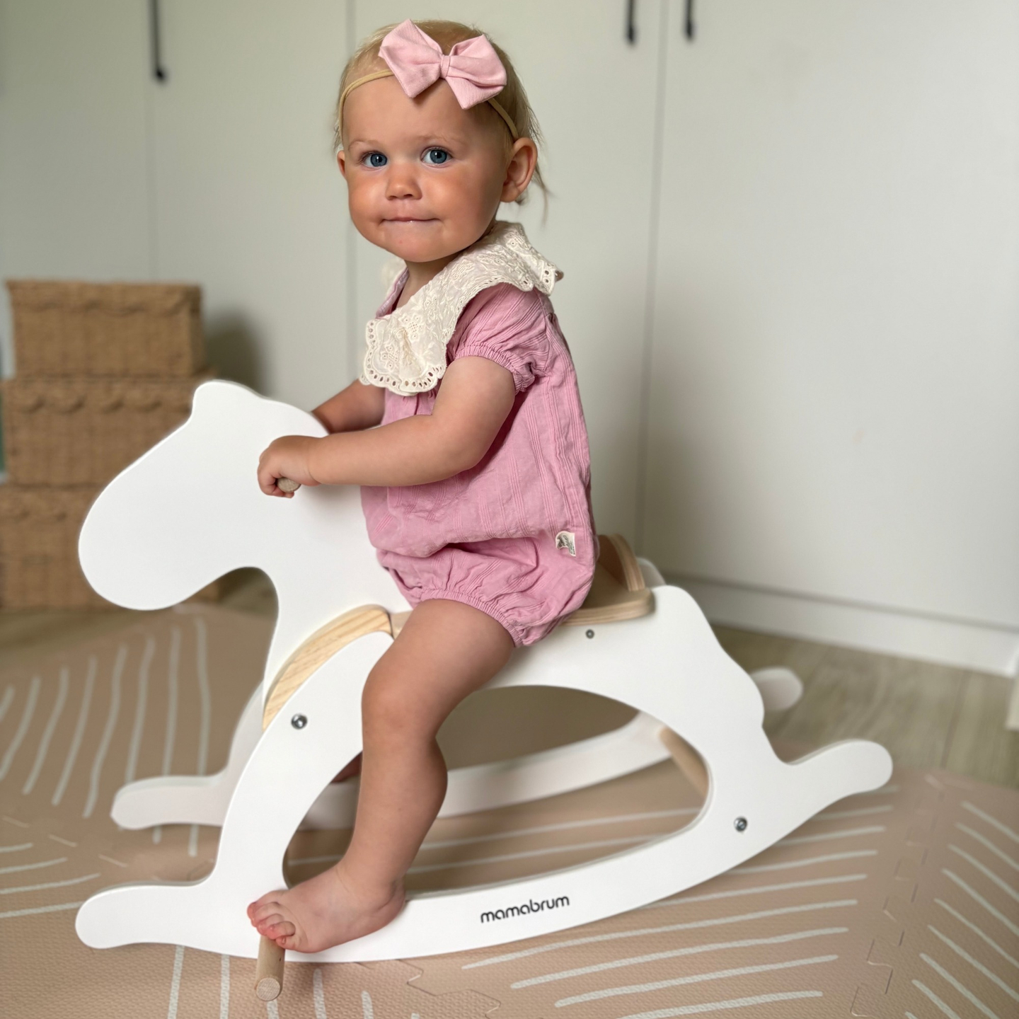 Puinen keinuhevonen - valkoinen - alkaen 12 kuukautta.