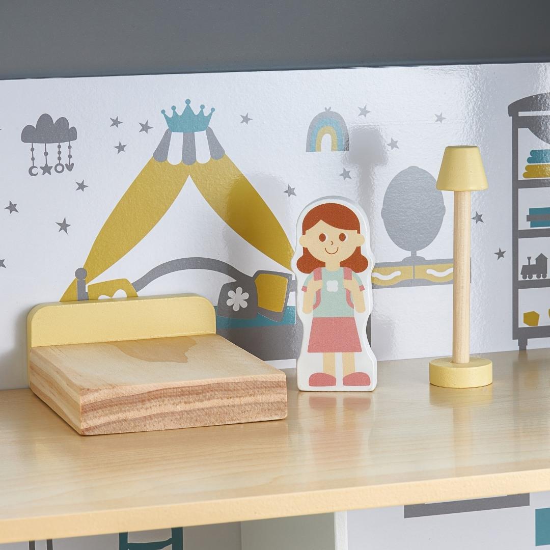 Valkoinen puinen nukkekoti terassilla ja tarvikkeilla