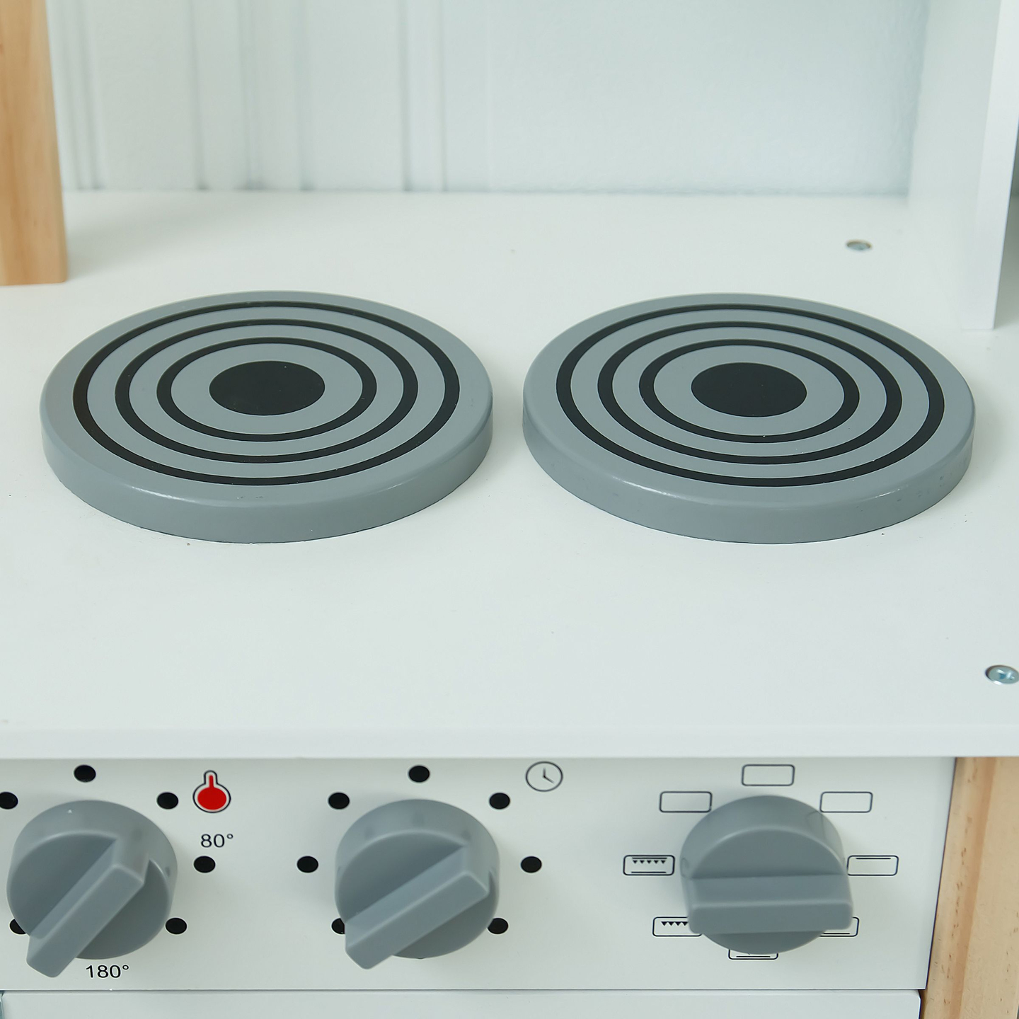 Puinen lasten keittiö, jossa on mikroaaltouuni