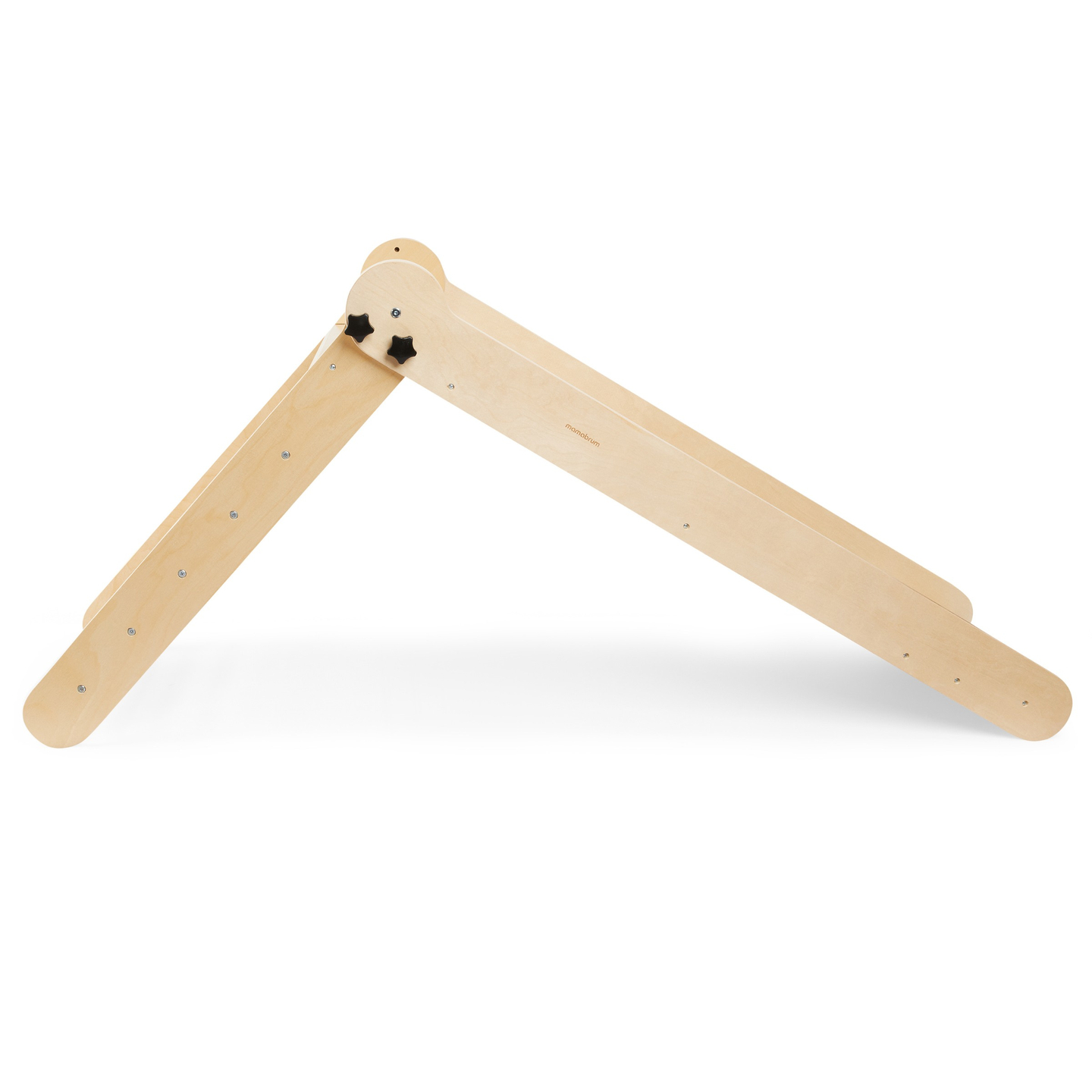 Puinen liukumäki tikkailla lapsille