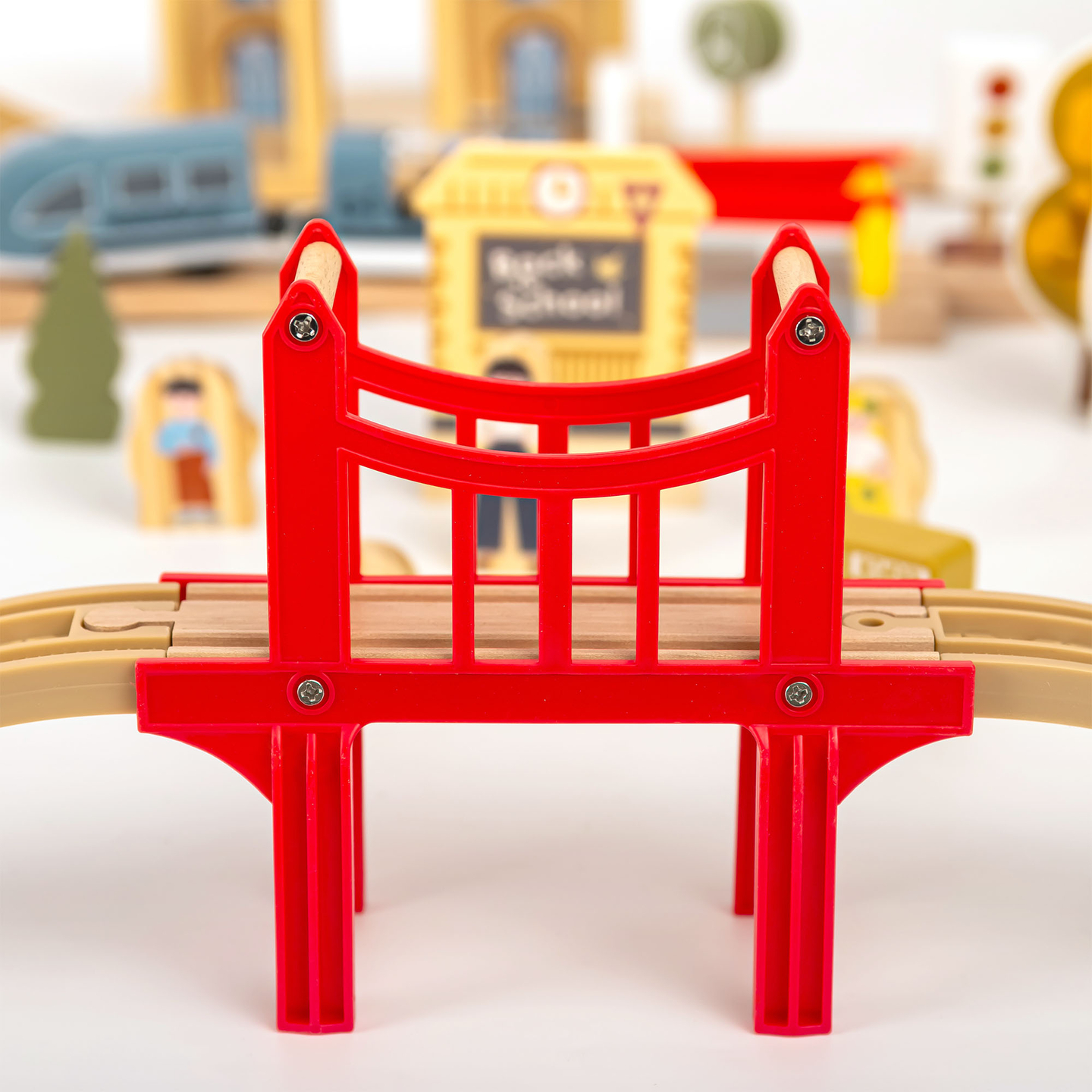 Puinen kaupungin rautatie sähköjunalla - liikkuva nosturi, laiva, sillat